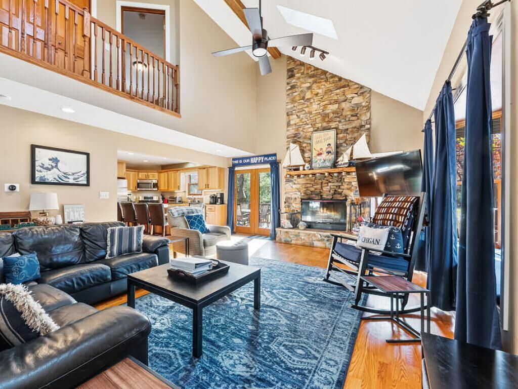 WEEKEND RESTORATION: Hot Tub - Fire Pit - Walk to Lake Michigan - Grand Beach