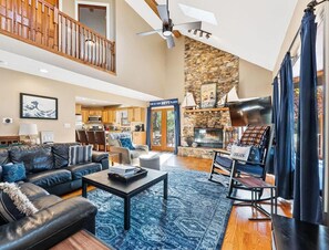 スマートテレビ、暖炉、DVD プレーヤー