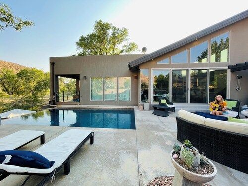  Beautiful Home with private Infinity Edge Pool 2 miles to ZNP main entrance