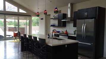 Køleskab, mikrobølgeovn, ovn, kogeplade