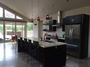 Jääkaappi, mikroaaltouuni, uuni, liesi