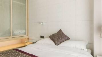 Meja kerja, tirai kedap cahaya, Wi-Fi gratis, dan seprai linen