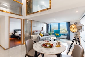 Suite, Mehrere Betten, Raucher | Wohnbereich | Flachbildfernseher