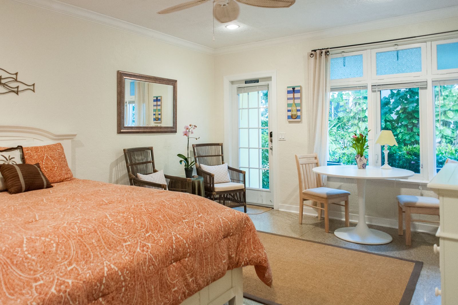 بديكورات فريدة لكل غرفة وطراز فريد لكل وحدة ومكواة/لوح كي