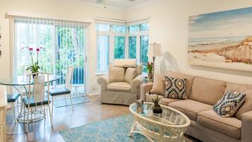 Classic Apartment, 1 Queen Bed, Non Smoking | Living area | Flat-screen TV