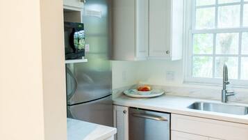 Classic Apartment, 1 Queen Bed, Non Smoking | Private kitchen | Fridge, microwave, oven, stovetop