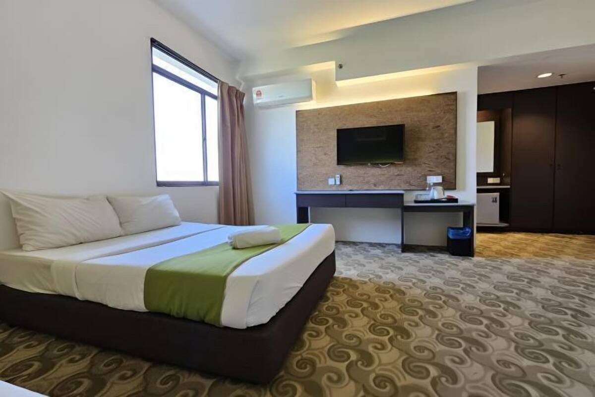 Premium bedding, in-room safe, individually furnished, laptop workspace