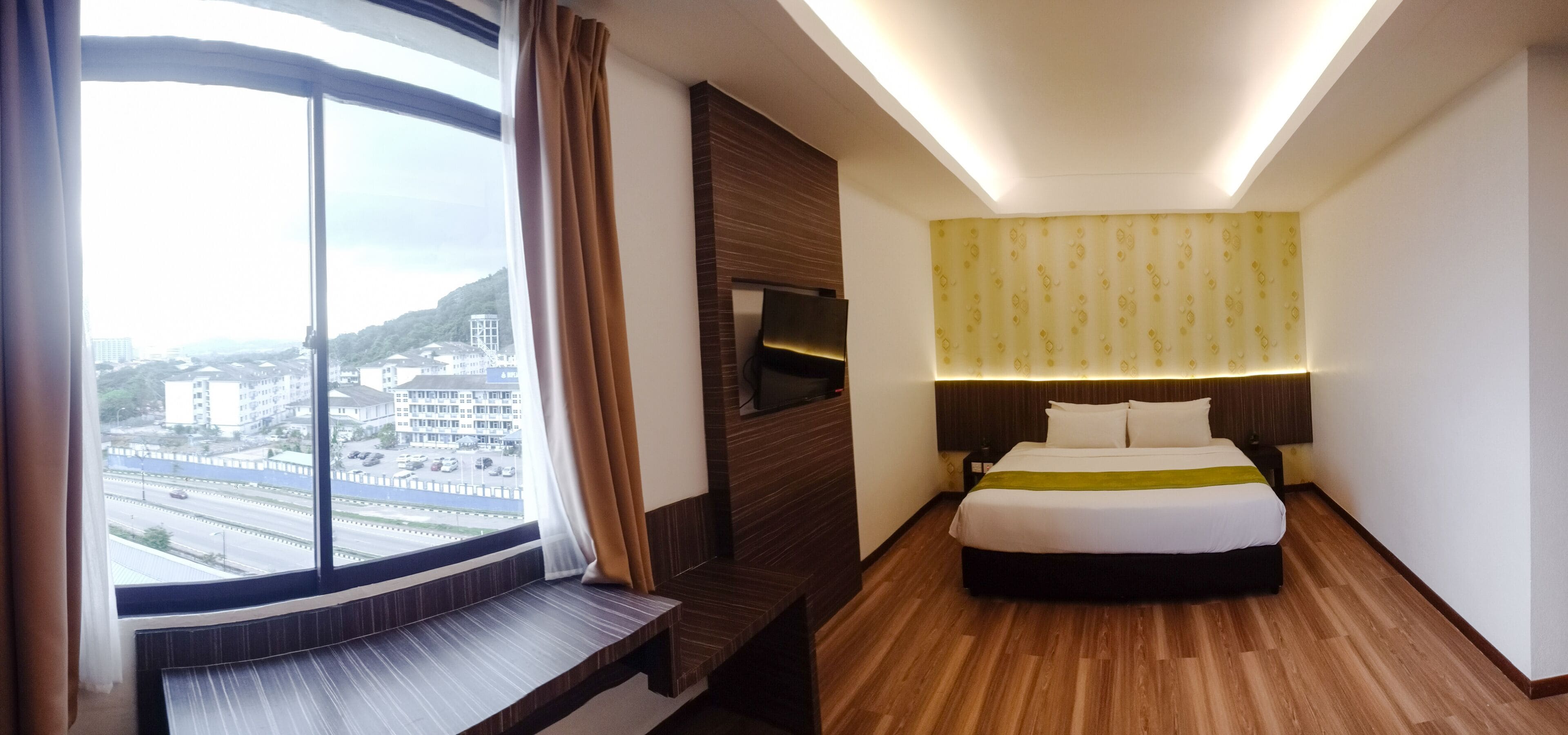 Executive Suite | Premium bedding, in-room safe, individually furnished, laptop workspace