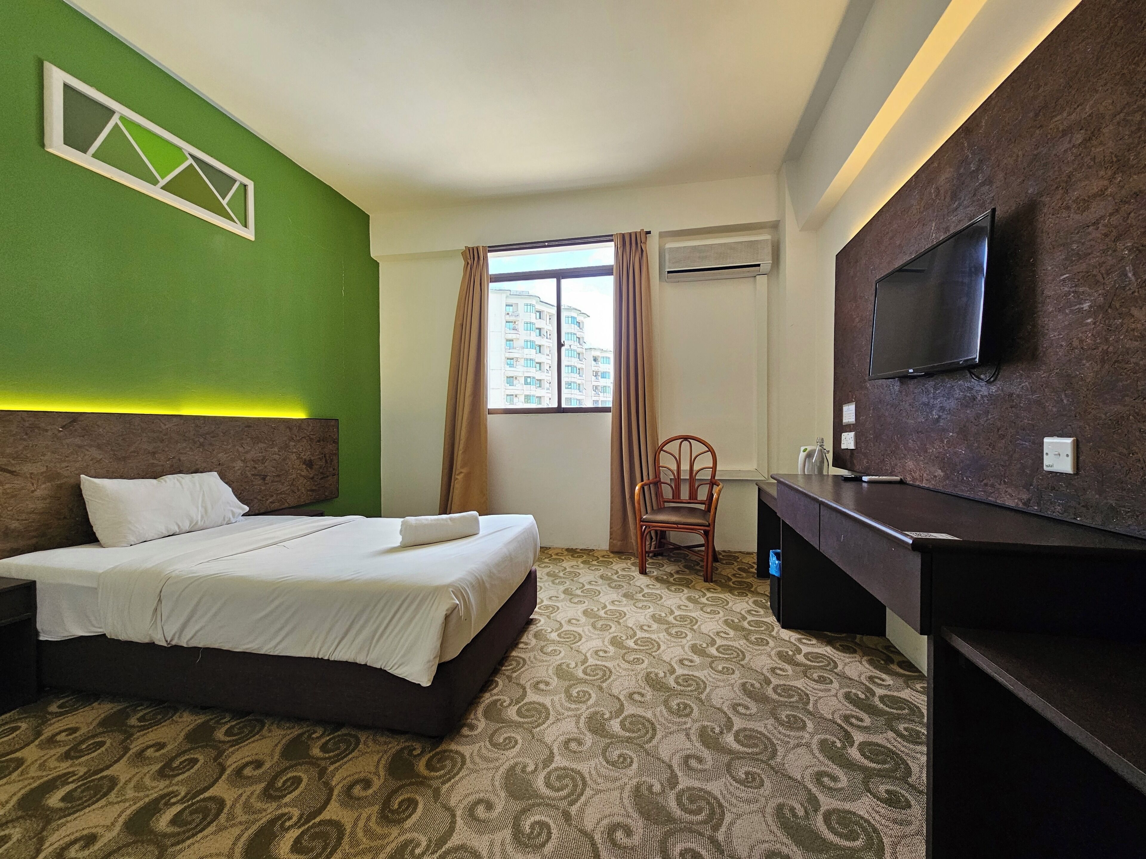 Premium bedding, in-room safe, individually furnished, laptop workspace