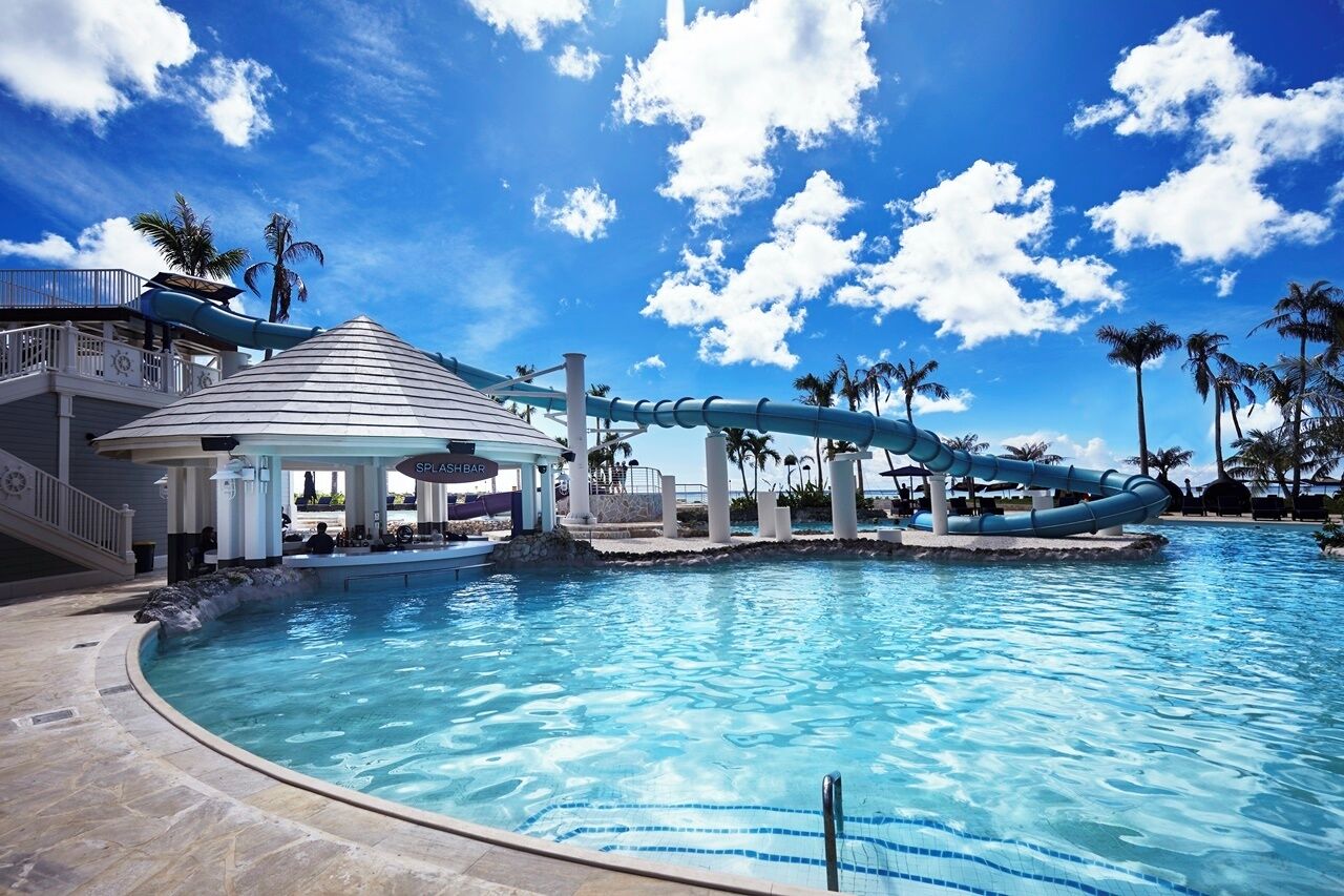 Alberca al aire libre y camas balinesas gratuitas 