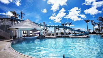 Alberca al aire libre y camas balinesas gratuitas