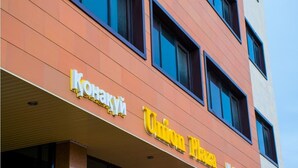 Een hotel met een bord waarop staat 'Kozakiv Hotel'.