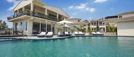 Hồ bơi ngoài trời, mở cửa từ 8:00 đến 20:00, dù/ô trên bãi biển/hồ bơi