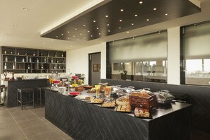 Ze serveren er ontbijt, lunch en diner 