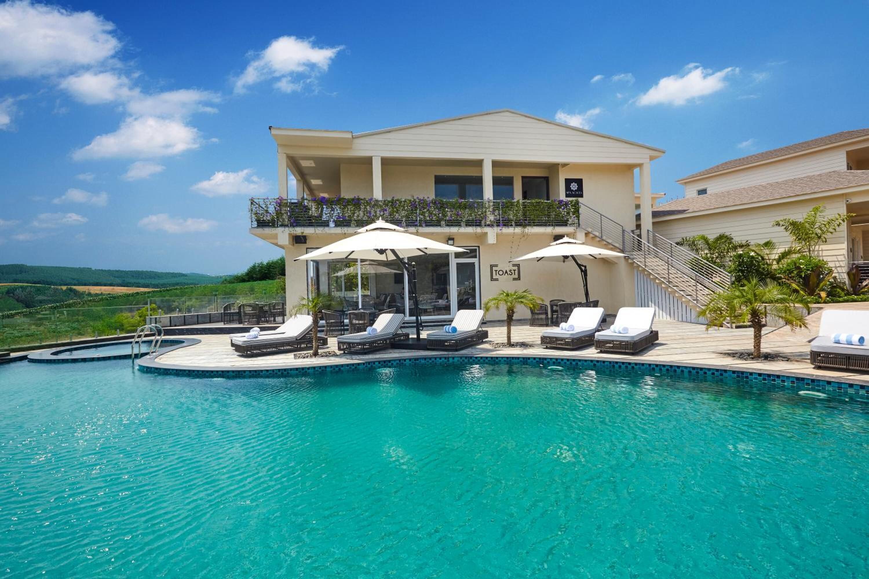 Una piscina al aire libre (de 08:00 a 20:00), sombrillas