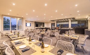 供应早餐、午餐和晚餐，本地与国际菜，泳池景观