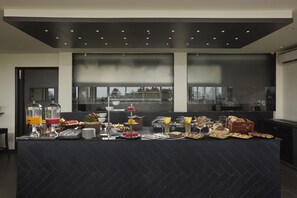 Daily buffet breakfast for a fee - The Acacia Morjim (Morjim)