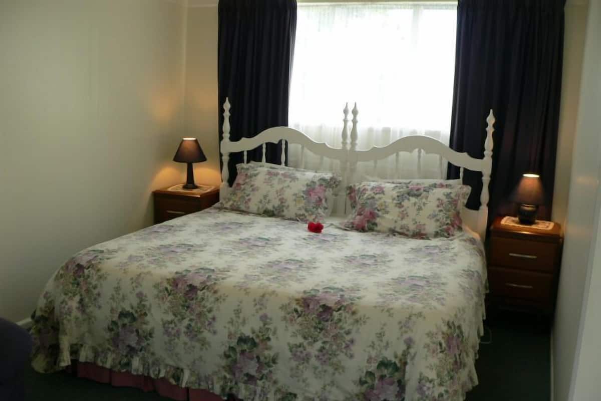 Soundproofing, free WiFi, bed sheets
