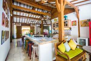 Refrigerador, placa de cocina, cafetera expreso, cafetera/tetera