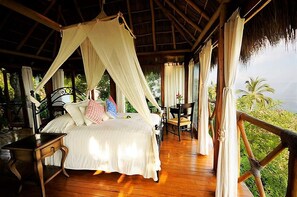 Deluxe Room, 1 King Bed, Balcony, Partial Ocean View | Ferros/tábuas de passar roupa, Wi-Fi de cortesia, roupa de cama