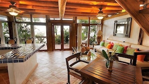 Luxury Villa, 1 King Bed, Balcony, Ocean View | Oppholdsrom