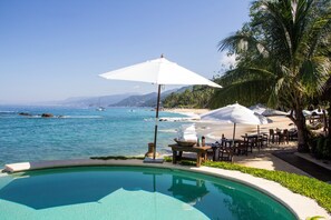 Outdoor pool, pool umbrellas, sun loungers - Hotelito Mio (Quimixto)