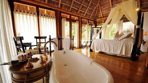 Deluxe Room, 1 King Bed, Balcony, Partial Ocean View | Dypt badekar