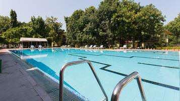 Piscine extérieure, parasols de plage, chaises longues