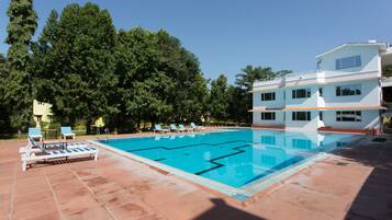 Piscine extérieure, parasols de plage, chaises longues