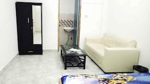 Room, 1 Double Bed, Non Smoking | Living area - Darshan Hotel (Noida)