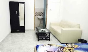 Room, 1 Double Bed, Non Smoking | Living area - Darshan Hotel (Noida)