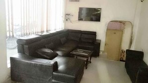 Lobby sitting area - Darshan Hotel (Noida)