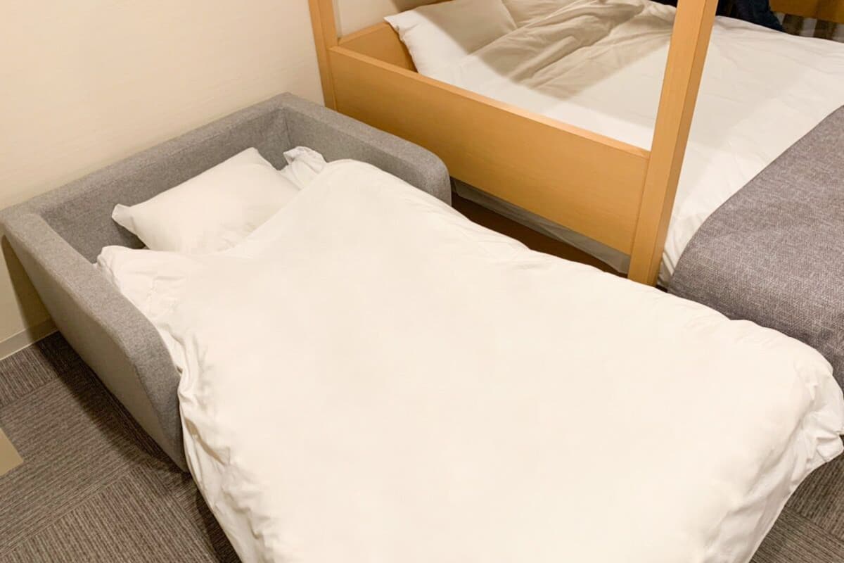 Cortinas blackout, wifi gratis y ropa de cama