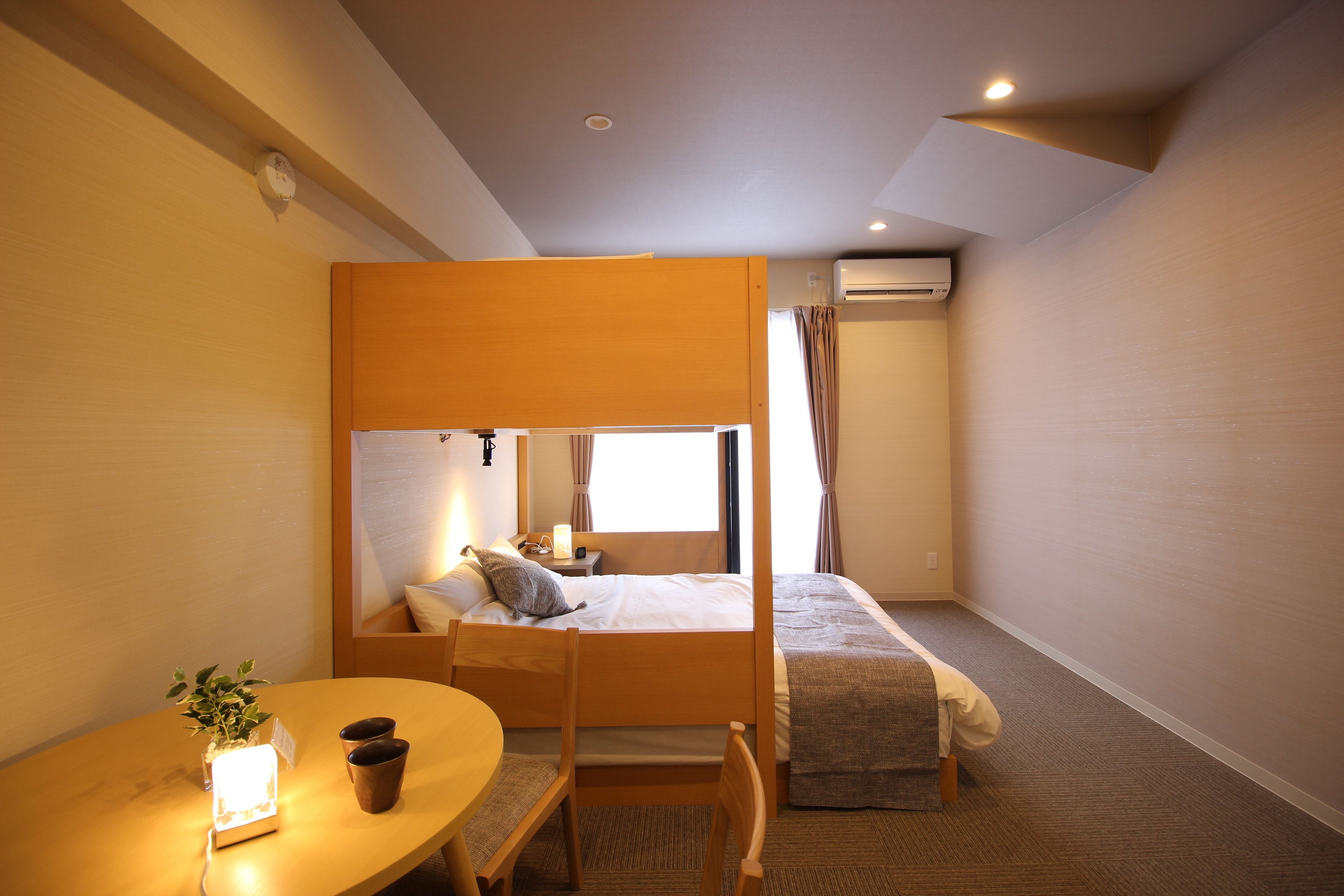 Blackout drapes, free WiFi, bed sheets