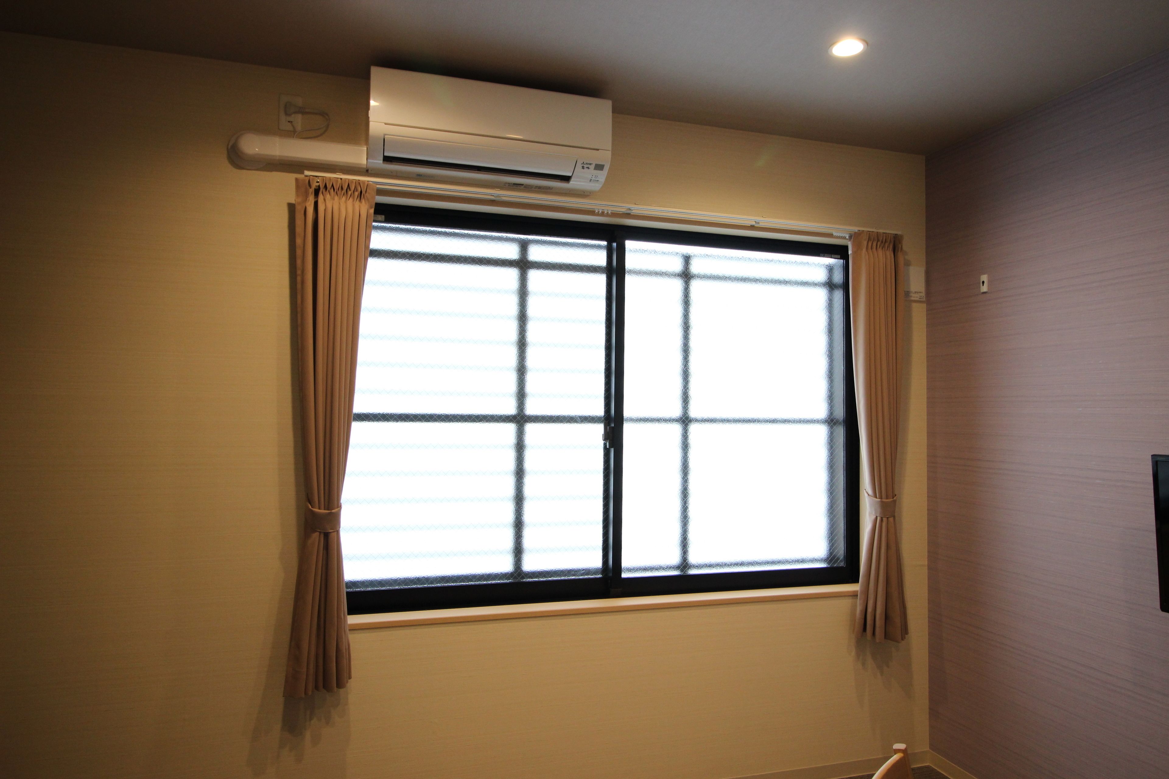 Blackout drapes, free WiFi, bed sheets