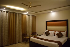 Kamar Double Eksekutif, 1 Tempat Tidur Queen, Bebas Asap Rokok | Kedap suara, Wi-Fi gratis, dan seprai linen