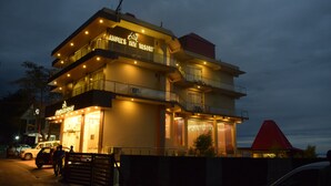 Un hotel de varios pisos con un letrero destacado que dice "Ranger's Inn Resort".