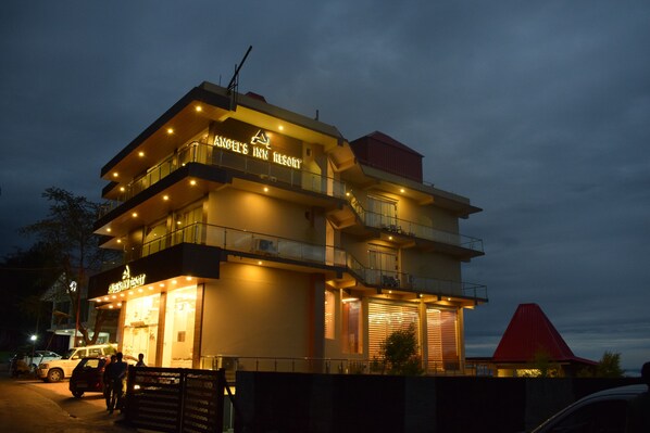 Bagian depan properti - sore/malam