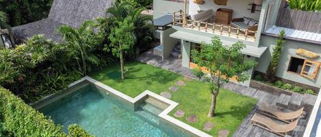 Outdoor pool, pool loungers