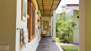 Property grounds - Sun-kissed spacious 4BR near Seminyak, Bali (Badung)