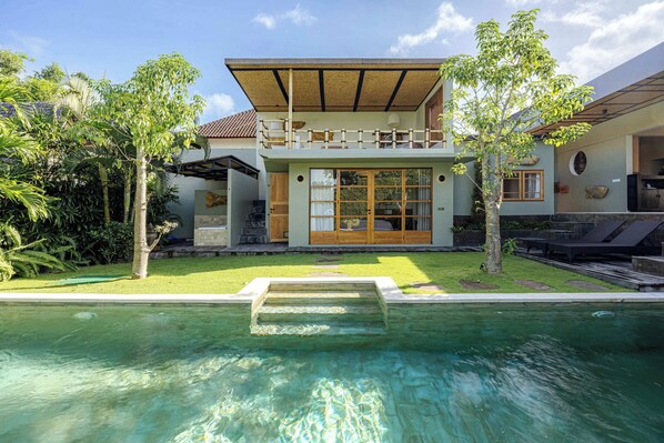 Outdoor pool, pool loungers