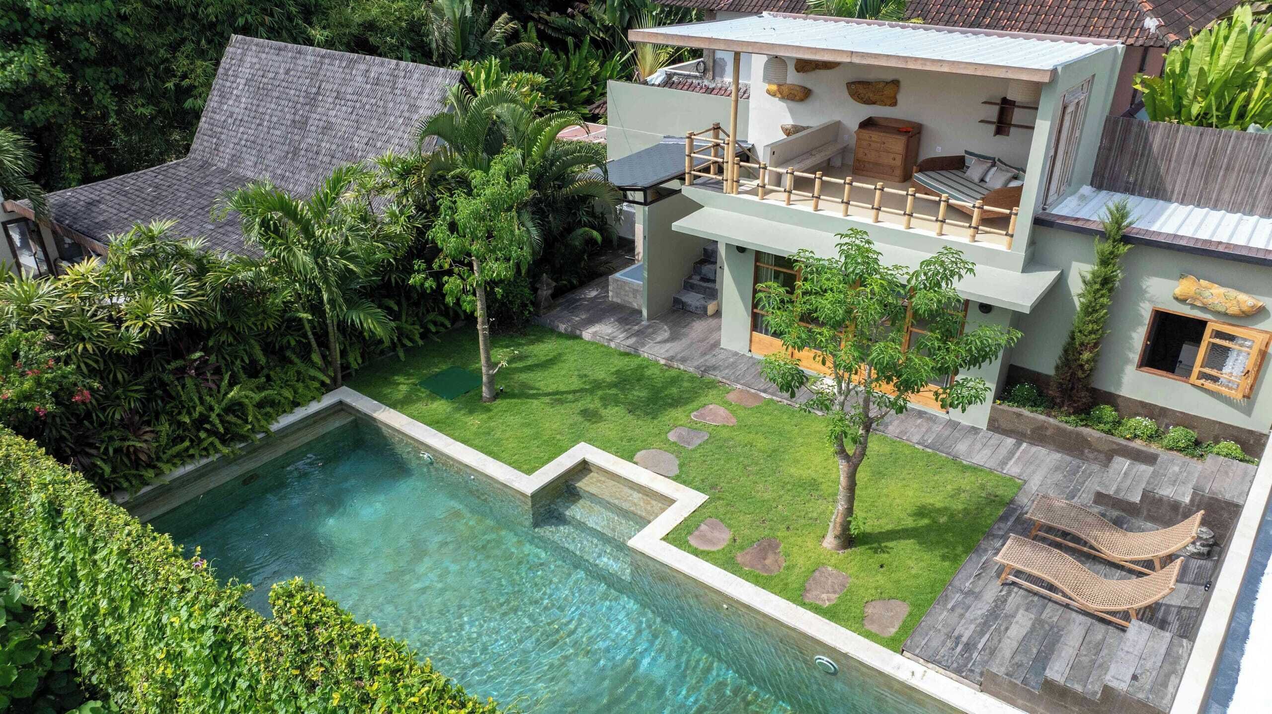 Outdoor pool, pool loungers