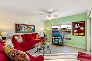 Smart TV, lettore DVD, libri, videoteca