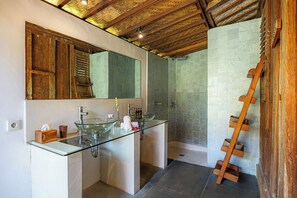 Shower, hair dryer, towels, shampoo - Refurbished Villa Lina-In the heart of Canggu & 5min ride to Echo Beach/La Brisa (Canggu)