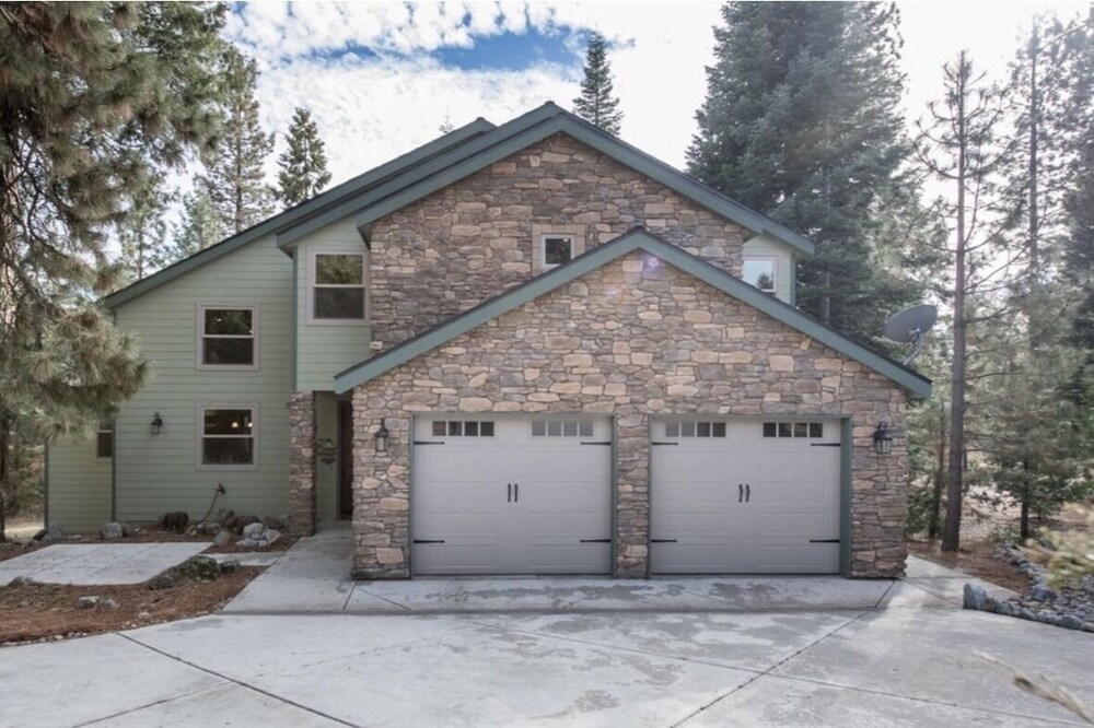 Luxury 5 Bedroom 4.5 Bathroom Shaver Lake Home in Wildflower Village with AC