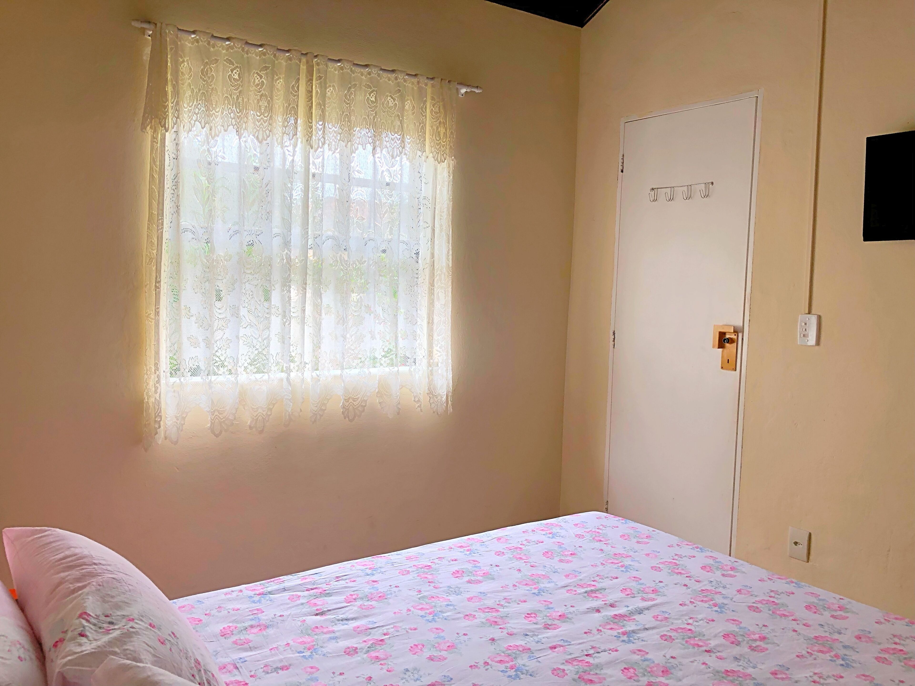 Comfortable house and excellent location 7 minutes from Rua das Pedras. 