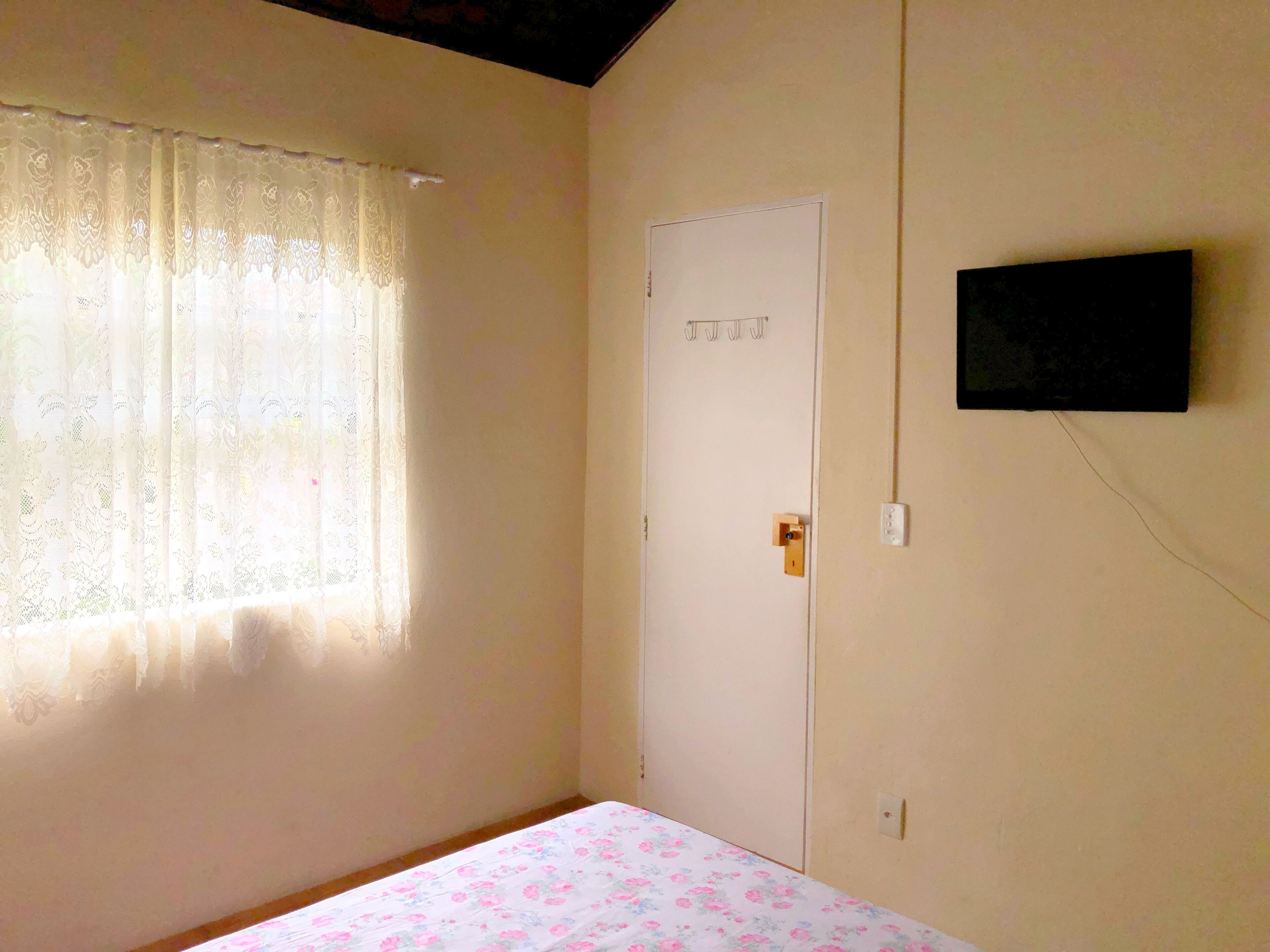 Comfortable house and excellent location 7 minutes from Rua das Pedras. 