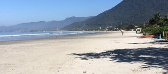 Comfortable house (large balcony and garden), 70 meters from the beach with Wi-Fi.  