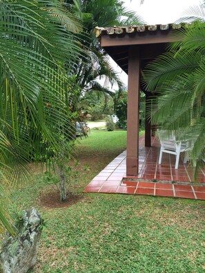 Terrace/patio - Comfortable house (large balcony and garden), 70 meters from the beach with Wi-Fi. (praia da lagoinha ubatuba)