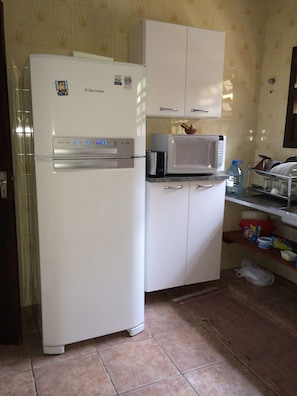 Geladeira, micro-ondas, fogão, cooktop